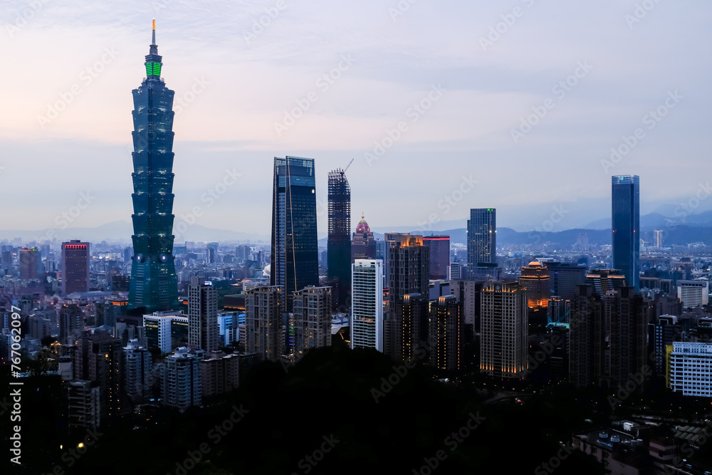 Naklejka premium Aerial view of skyline of Taipei city with Taipei 101 Skyscraper at sunset from Xiangshan Elephant Mountain. Beautiful landscape and cityscape of Taipei downtown buildings and architecture in the city