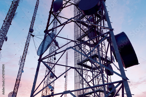 Obraz na płótnie Twilight Hues Enveloping a Communications Tower Laden with Antennas w salonie