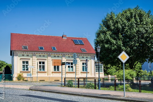 müllrose, deutschland - stadtbild mit saniertem alten haus