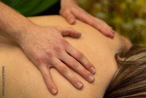 Physiotherapie Rücken Massage Hände