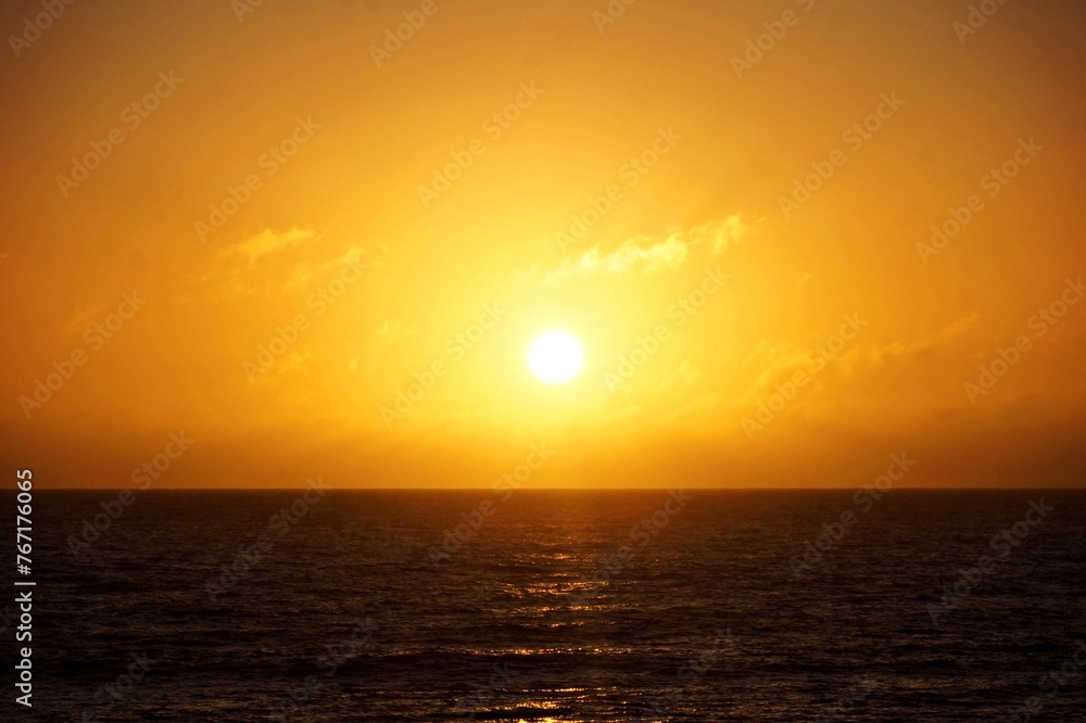 tramonto sull' orizzonte dell' oceano atlantico