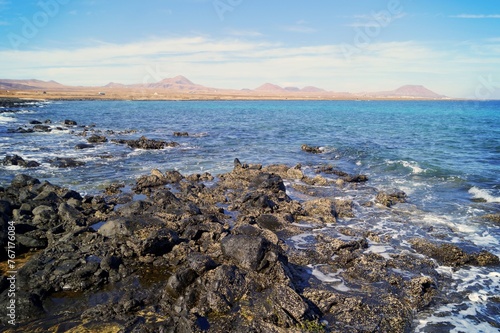 vista della costa sull' oceano atlantico, si possono vedere i vulcani dell'isola dall' altro lato photo