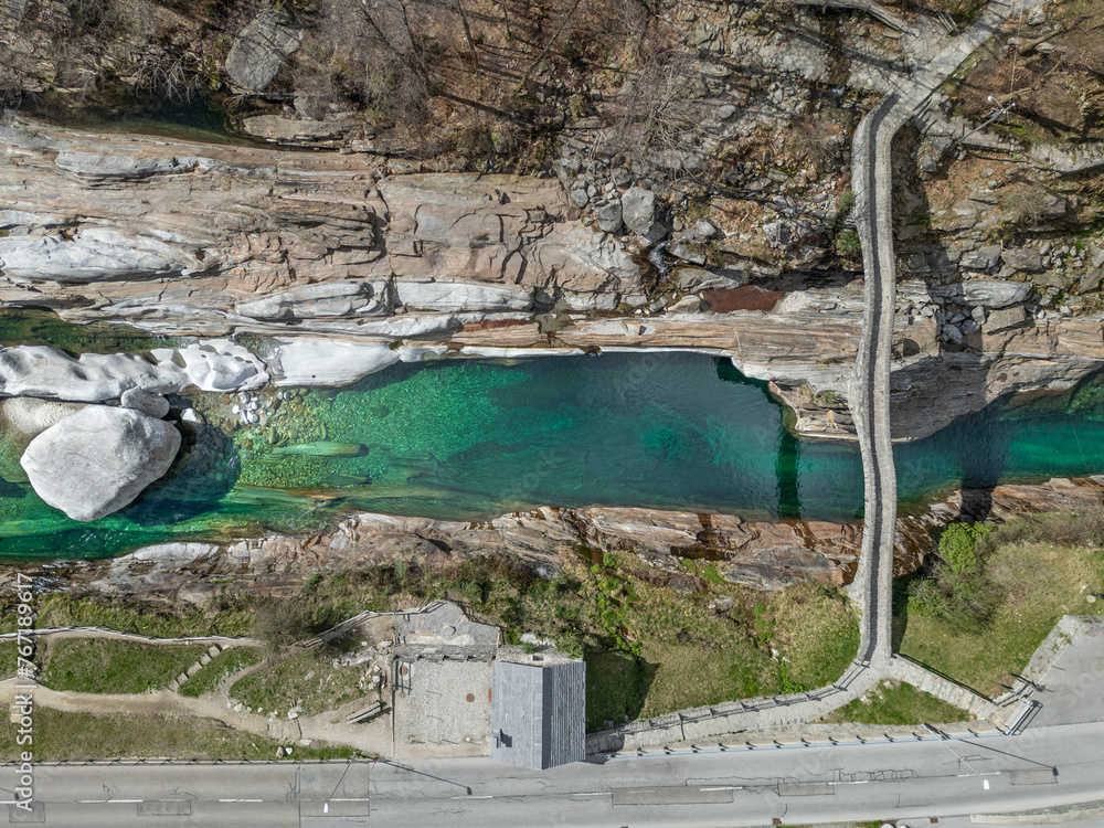 Tessin, Schweiz: Der Ponte dei Salti direkt von oben