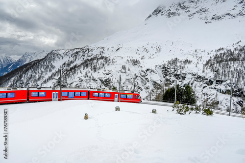 Wallpaper Mural Poschiavo, Bernina, Val Poschiavo, Alp Grüm, Lago di Poschiavo, Puschlav, Val Bernina, Bernina-Express, Zugreise, Alpen, Graubünden, Winter, Schneedecke, Neuschnee, Schweiz  Torontodigital.ca