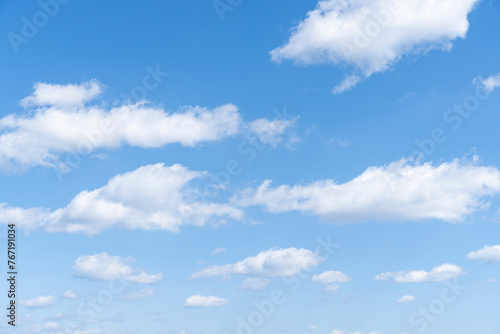夏の青空と白い雲