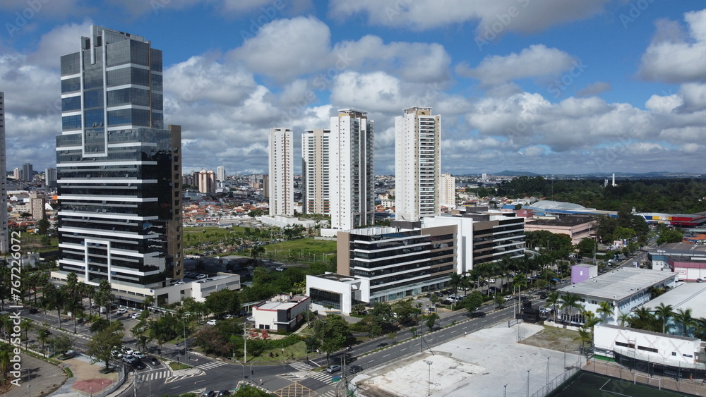 Fototapeta premium Trecho urbano da cidade de Mogi das Cruzes, SP, Brasil vista do alto por um drone em 2024