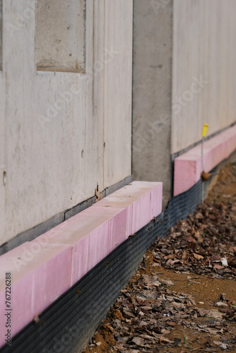 Dämmplatten und Noppenfolie an einem Gebäudesockel © MHP