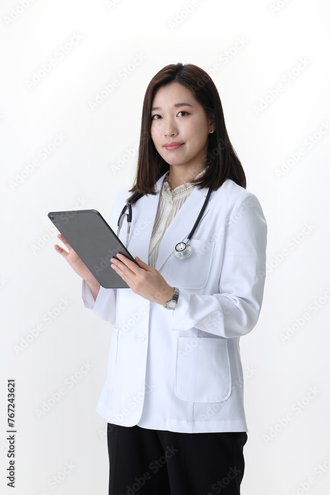 스튜디오의 하얀 배경앞 여의사의 포트레이트 스튜디오의 하얀 배경앞 여의사의 포트레이트