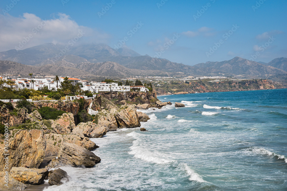 Wakacje, mała turystyczna miejscowość Nerja, Hiszpania. Andaluzja, Costa del sol. Wybrzeże, Morze Śródziemne. Krajobraz wakacyjny.  - obrazy, fototapety, plakaty 