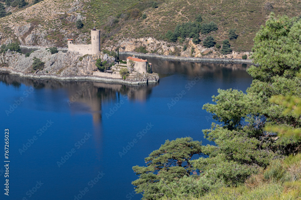 Les gorges de la Loire avec le réservoir de Grangent avec son château médiéval sur une île  vers Chambles et Saint-Victor-sur-Loire