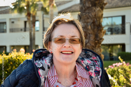 Szczęśliwy senior na wakacjach, dojrzała kobieta na emeryturze, seniorka relaksuje się na urlopie, starsza kobieta podróżuje, Hiszpania, Costa del Sol. © Anita
