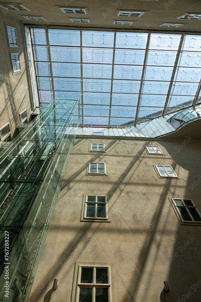 Obraz premium Multi-storey house with a glass roof