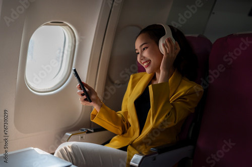 Quadro em tela Woman Enjoying Music on Smartphone During Flight