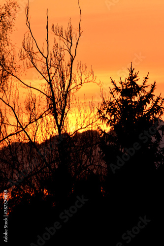 Stimmungsvoller feuriger Sonnenuntergang