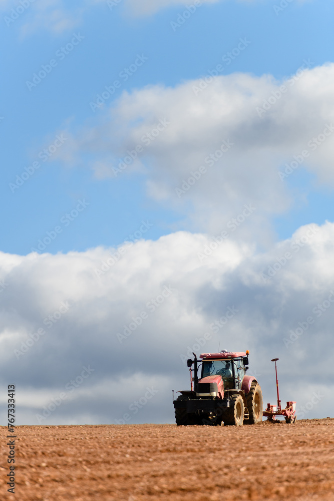 Fototapeta premium TRACTOR REALIZANDO TRABAJOS EN EL CAMPO