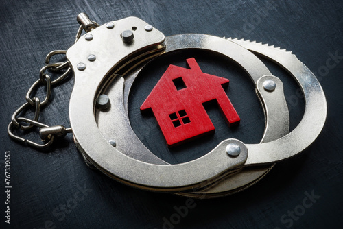 Принти на полотні Model of home and handcuffs. Property fraud concept.