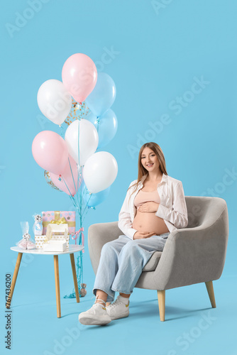Young pregnant woman with b...