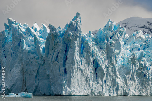 Paisagem de imponente geleira azul na Patagônia argentina, natureza pura. photo