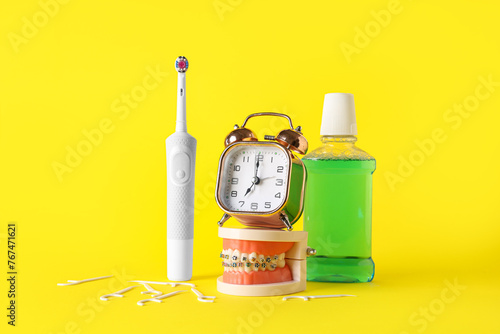 Alarm clock, model of jaw w...
