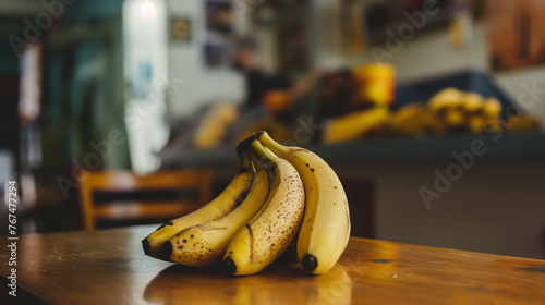 Banana em uma mesa com o fundo desfocado