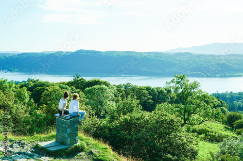 丘の上から湖を眺める二人の女性 photo