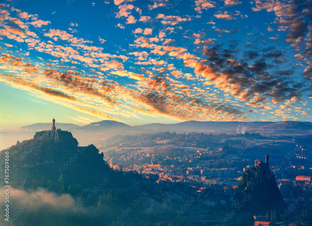 ル・ピュイ・アン・ヴレイのサン・ミシェル・デギレ礼拝堂の夕景 StockFoto Adobe Stock