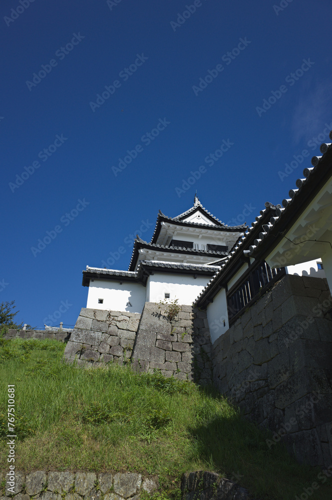 福島県　白河小峰城。江戸時代の寛永9年（1632）に丹羽長重が大改修した奥州関門の名城です。復元された三重櫓や東日本大震災による崩落から復旧した端正な石垣とのコントラストが見事です。