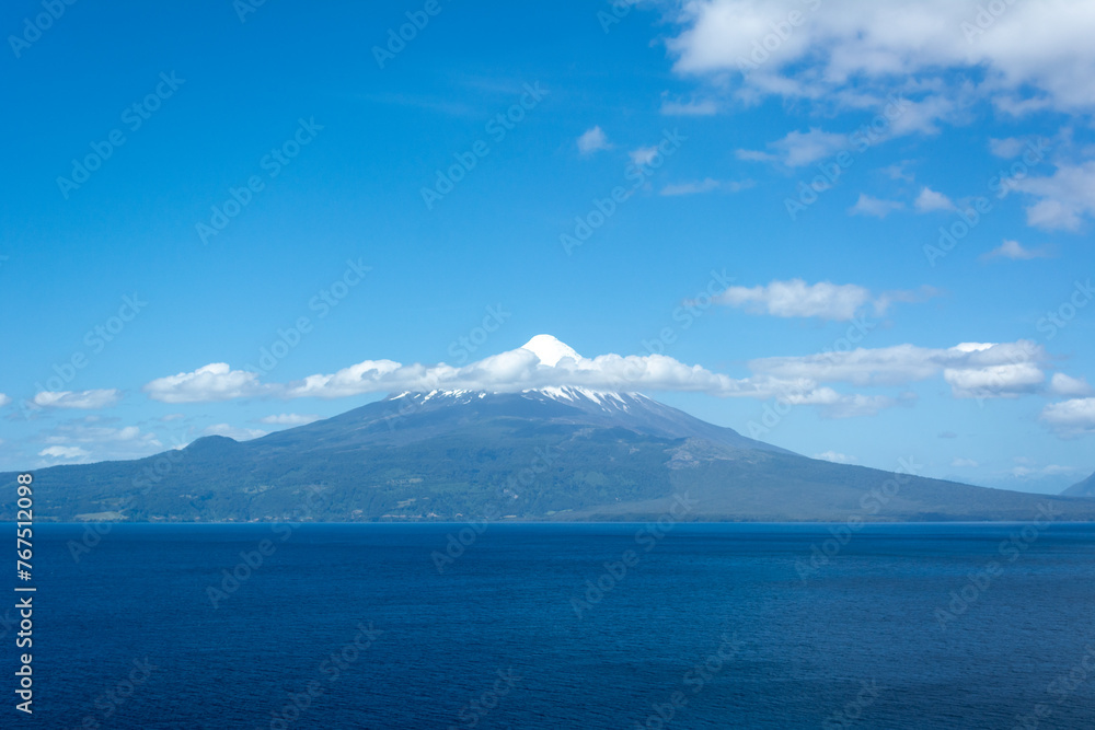 Volcán Osorno sobre junto al lago Llanquihue.