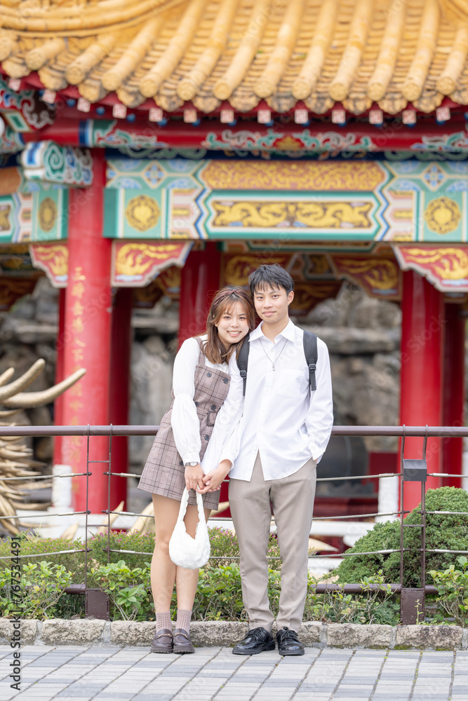 A young Taiwanese male and female couple in their 20s are in the Chinese garden of Maokong, a tourist destination in Taiwan.20代の若い台湾人の男女カップルが台湾の観光地である猫空の中国庭園にいる 