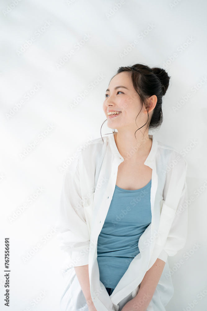 リラックスする20代女性ナチュラルイメージ リラックスする20代女性ナチュラルイメージ