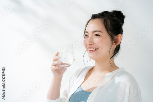 水を飲む若い女性