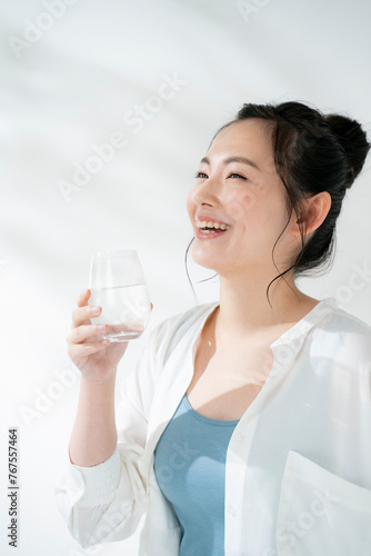 水を飲む若い女性