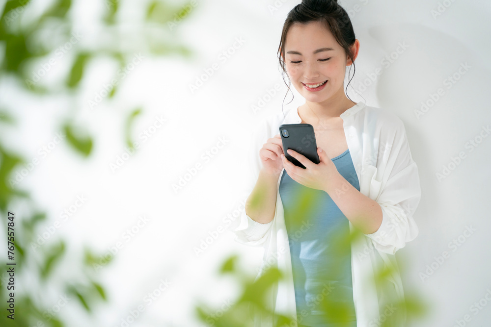 スマートフォンを見る若い女性 スマートフォンを見る若い女性