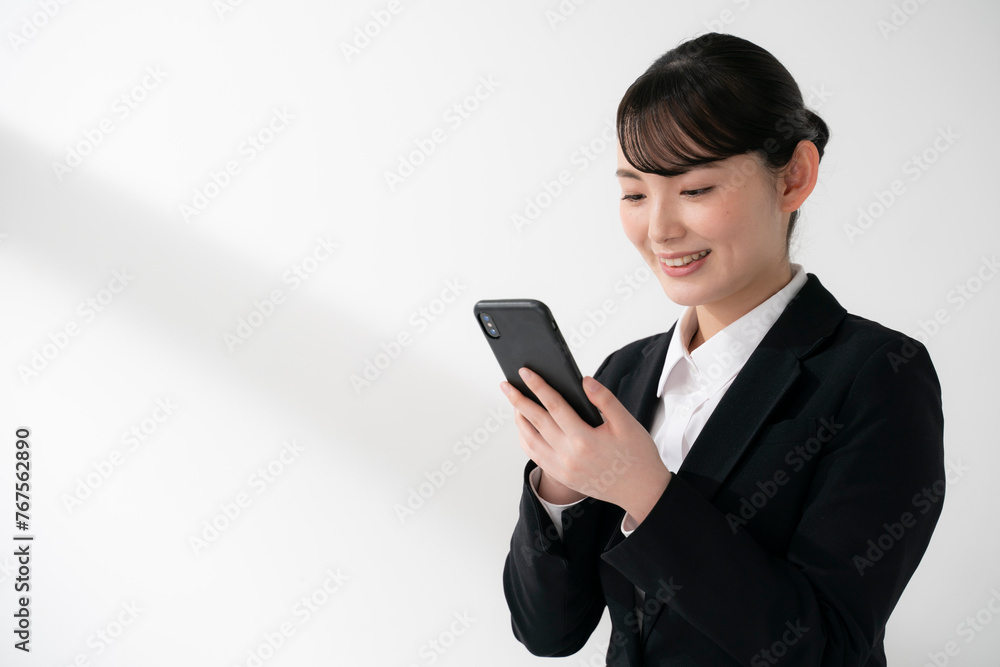 スマホを見るリクルートスールの若い女性