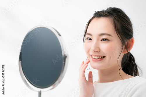 鏡を見る20代日本人女性