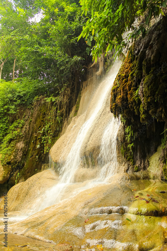 Obraz premium Beautiful and Breathtaking green waterfall, Erawan's waterfall
