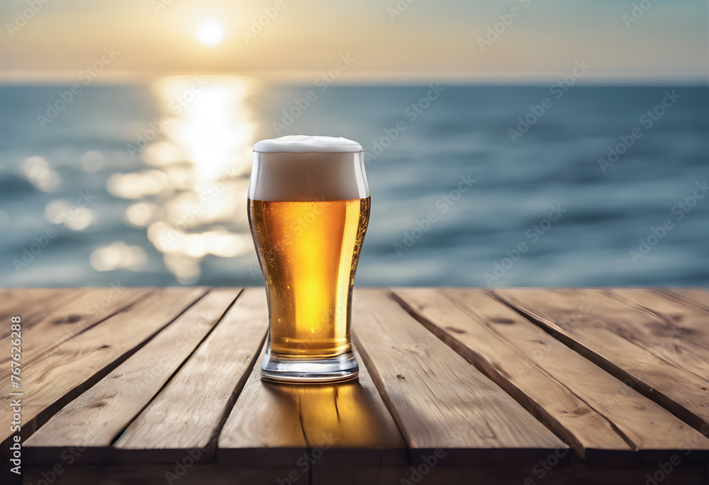 Φωτογραφία A glass of beer on a wooden jetty with the sea in the golden hour