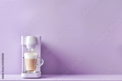 machine à café couleur pastel, lavande et chrome avec un mug transparent rempli de caffe latte crémeux sur un fond violet copy space photo