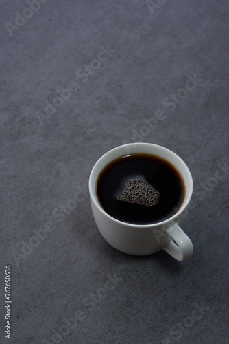 淹れたてのフレッシュで香りのよいコーヒーが入ったコーヒーカップ
