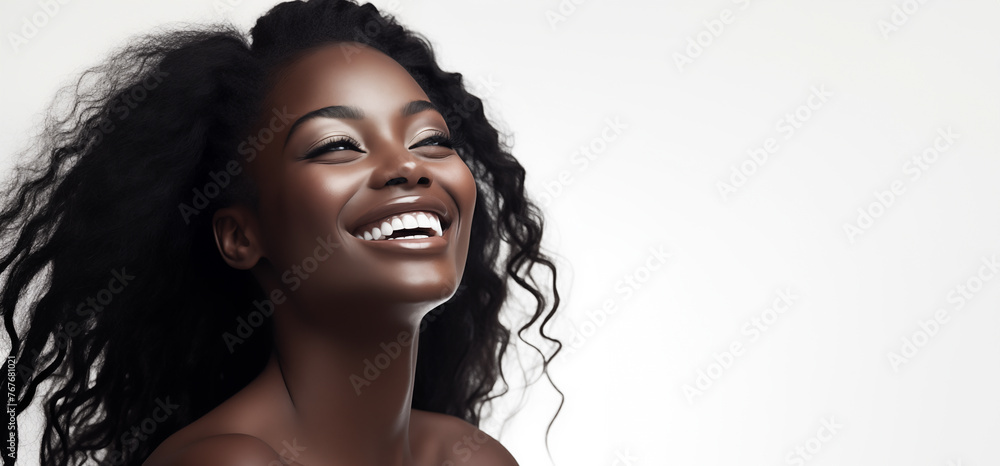 Une belle femme noire, heureuse et souriante, modèle de beauté, arrière-plan blanc, image avec espace pour texte. - obrazy, fototapety, plakaty 