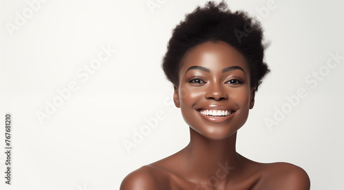 Une belle femme noire, heureuse et souriante, modèle de beauté, arrière-plan blanc, image avec espace pour texte. © David Giraud