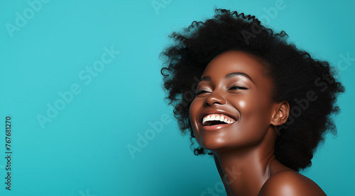 Une belle femme noire, heureuse et souriante, modèle de beauté, arrière-plan coloré, image avec espace pour texte.