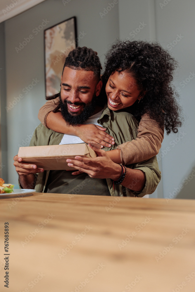 Obraz premium Girlfriend surprises boyfriend with a gift