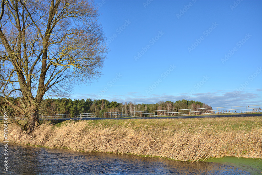 Wasser bis zur Böschung