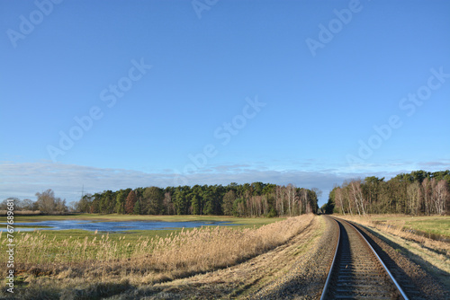 Landschaft mit Eisenbahnschienen