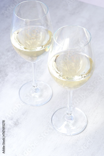 白ワインが注がれたふたつのワイングラスで乾杯のイメージ 