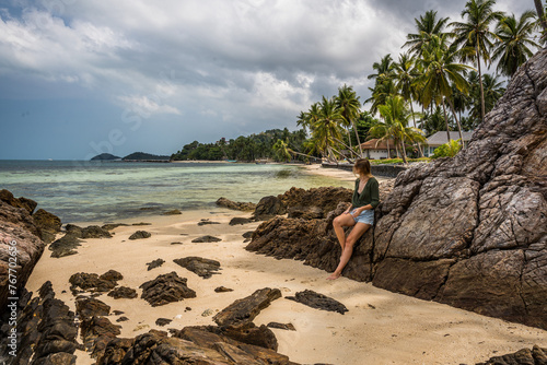 Kobieta na rajskiej plaży na kamieniu © DawidFastMan