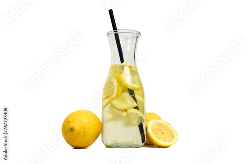 Woda z cytryną w szklanej karafce, orzeźwiający napój ze słomką na białym tle