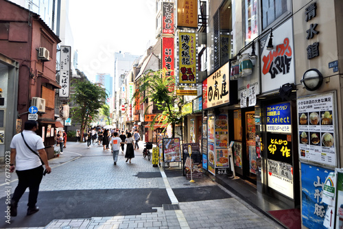 新宿歌舞伎町の脇道の様子