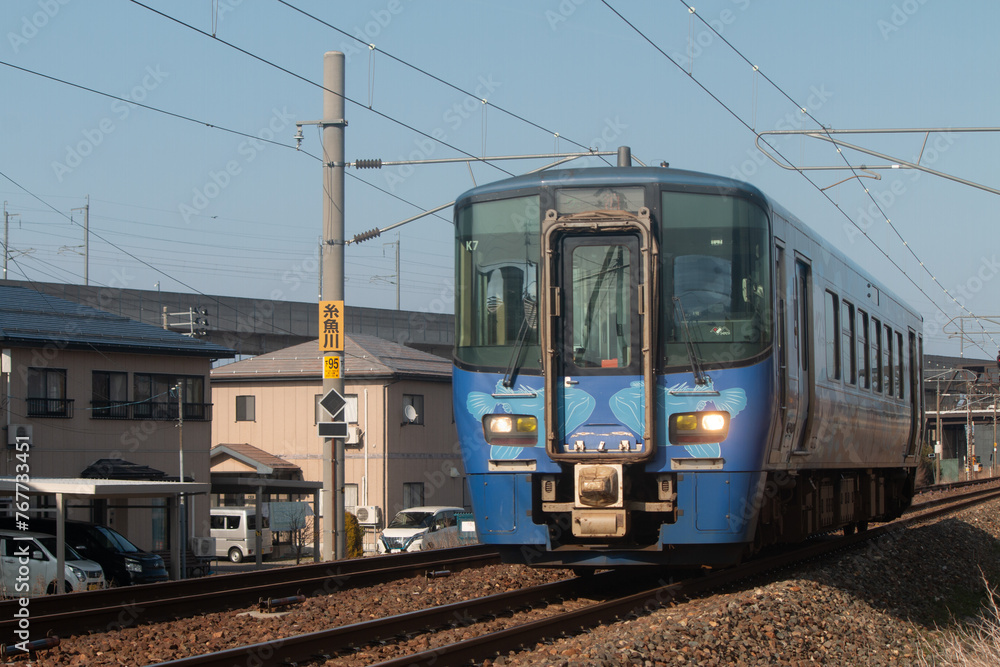 Fototapeta premium えちごトキめき鉄道の列車